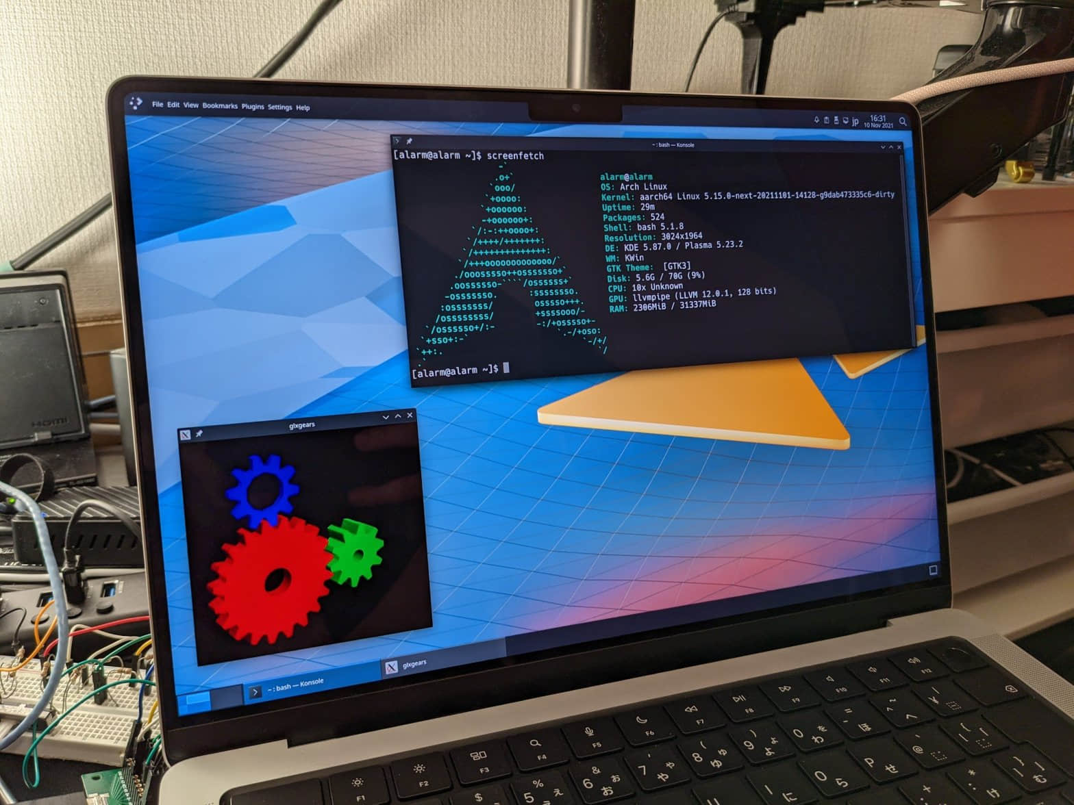 Arch Linux 與 KDE Plasma 在 M1 Pro MacBook 上運行